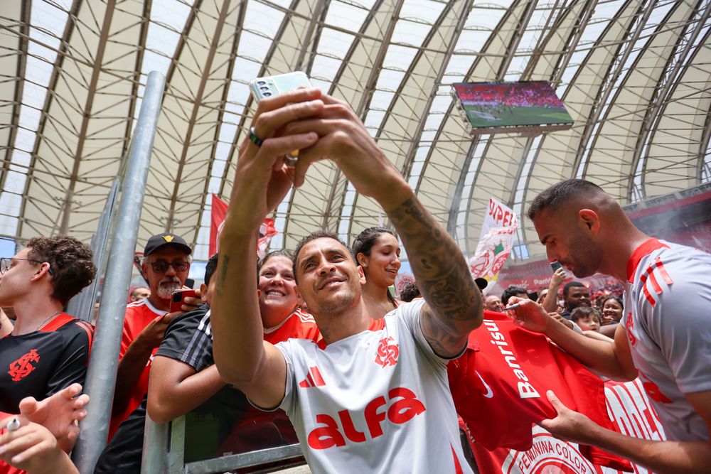 Com apoio da torcida, equipe inicia preparação no Beira-Rio