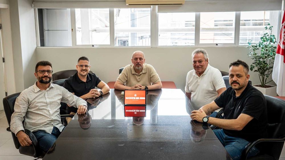 Inter apresenta a Abel Braga o projeto de construção da estátua em sua homenagem