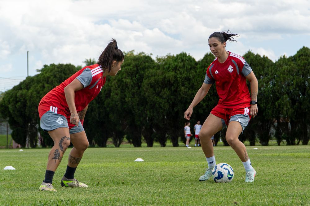 Gurias Coloradas realizam primeiro treino com bola no CT Morada dos Quero-Queros