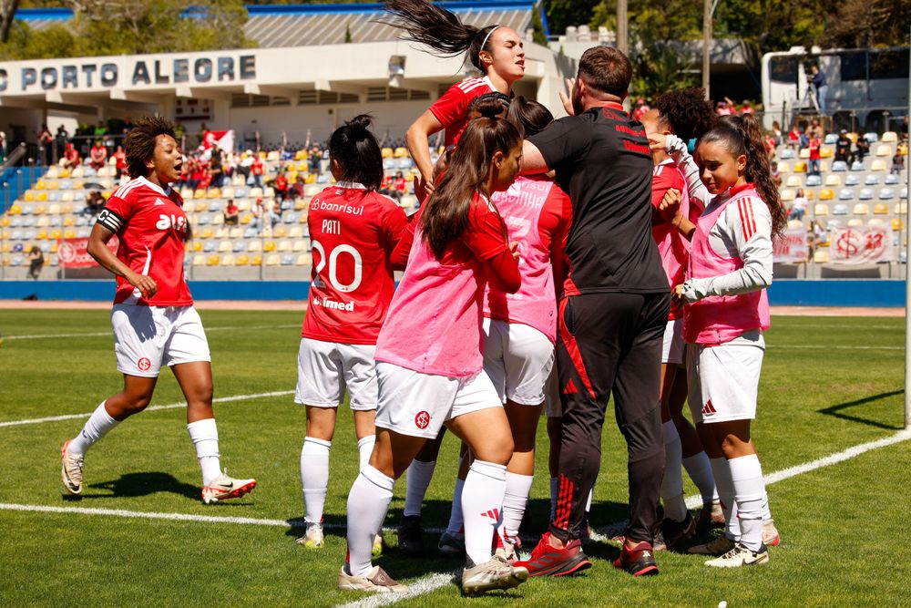 Gurias Coloradas vencem o Gre-Nal e assumem a liderança do Gauchão