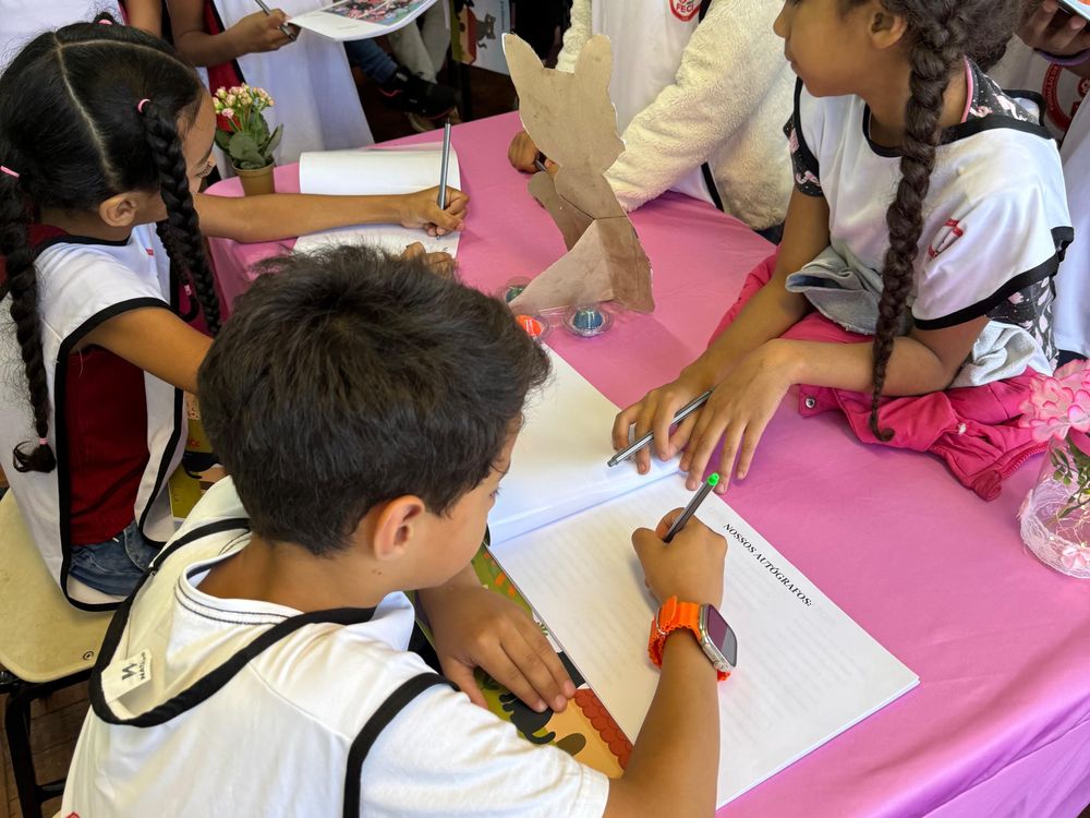 FECI organiza sessão de autógrafos com alunos autores do livro "As Aventuras dos...