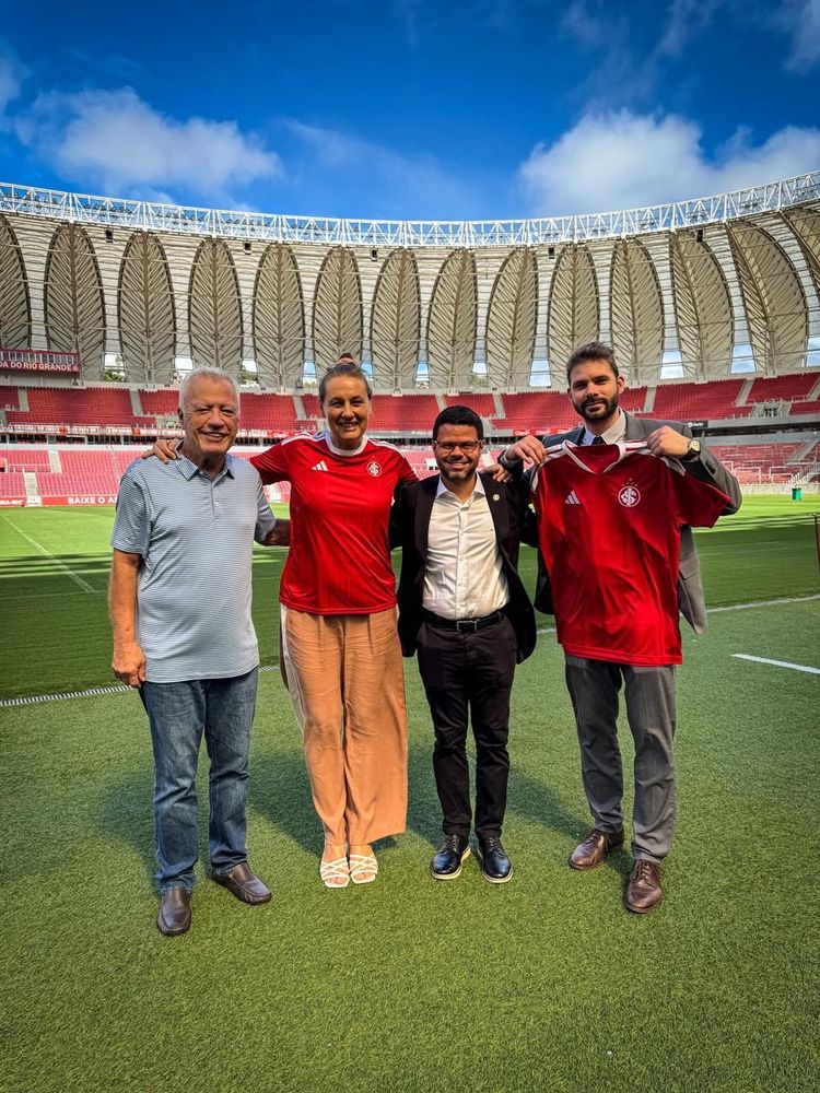 Representantes do Consulado da Hungria conhecem o Museu do Inter e o Beira-Rio
