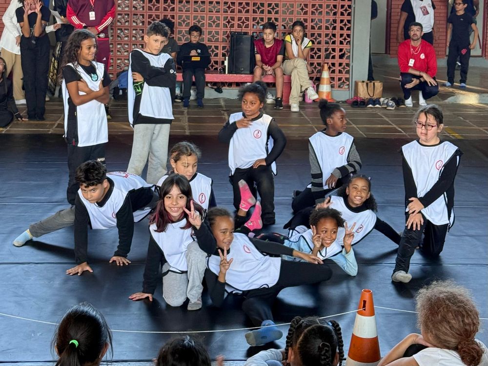Arte em Movimento: Alunos da Escola José Loureiro da Silva Brilham em Apresentaç...