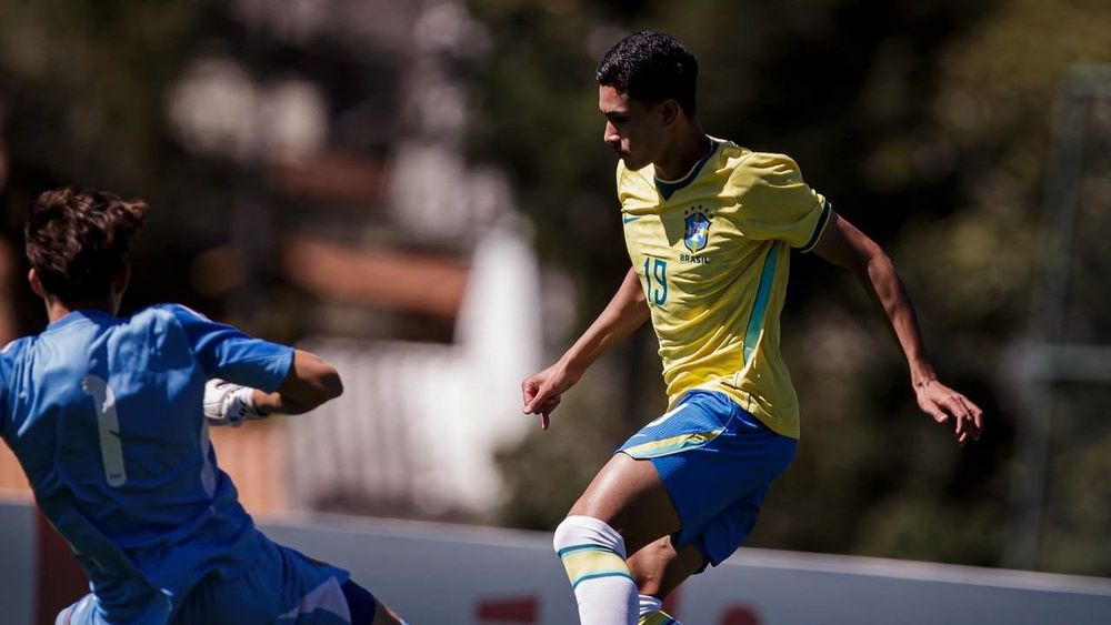 João Bezerra disputa amistoso com a Seleção Brasileira Sub-17